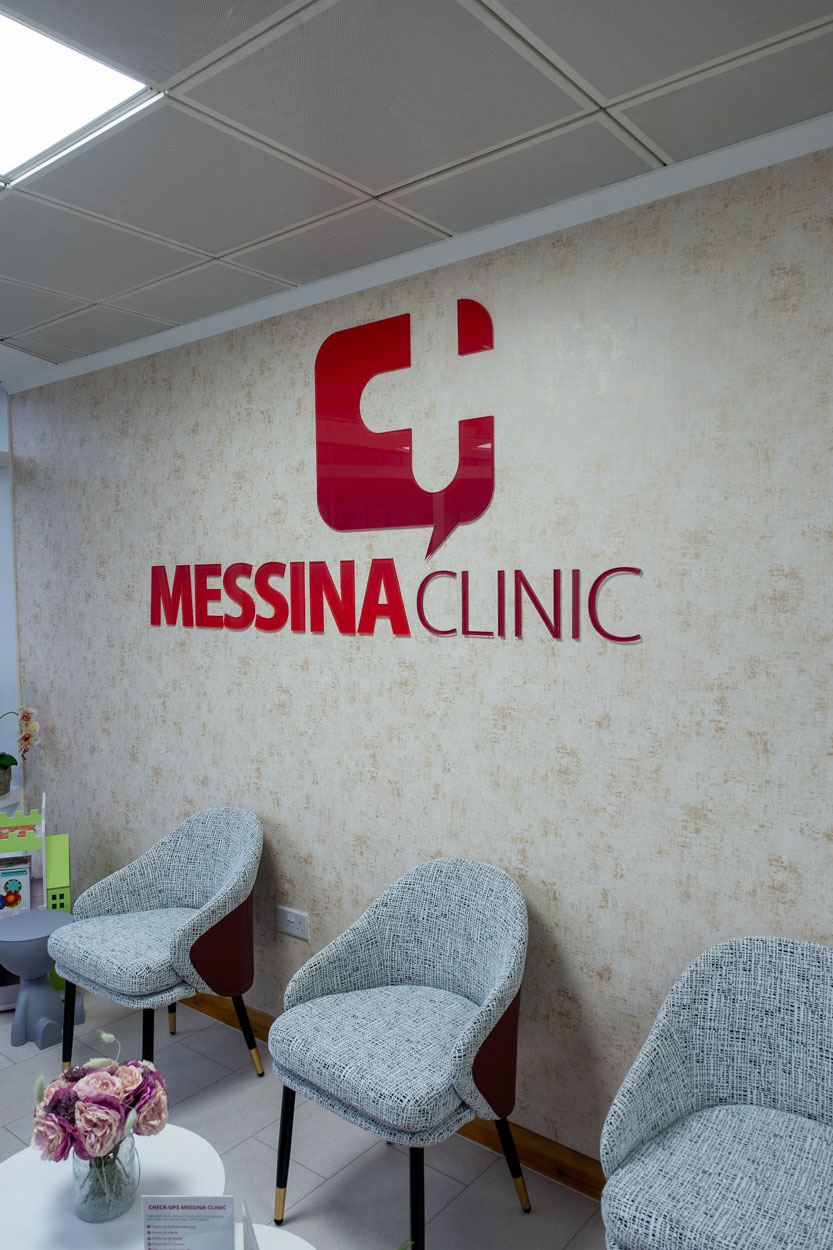 Recepção da Messina Clinic em Londres com o logo na parede